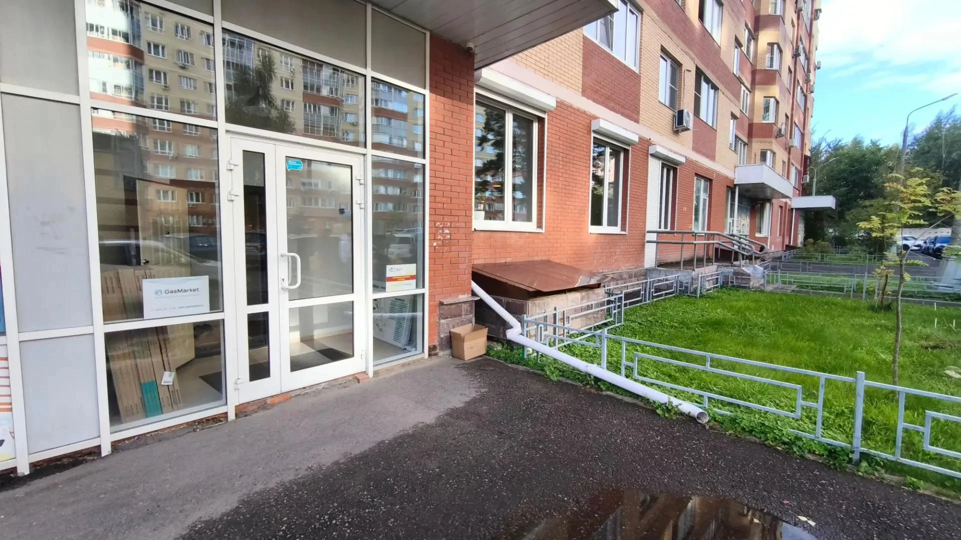 Вход в офис АВГИС на улице Панфилова, 27 в Нахабино